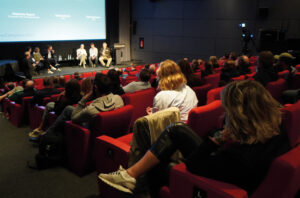 Angeregte Diskussion beim CiNECongress 2022 in der HFF München